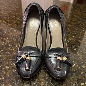 Kalliste’ Elegant Italian Women’s Black Leather shoes. Tassel Loafers